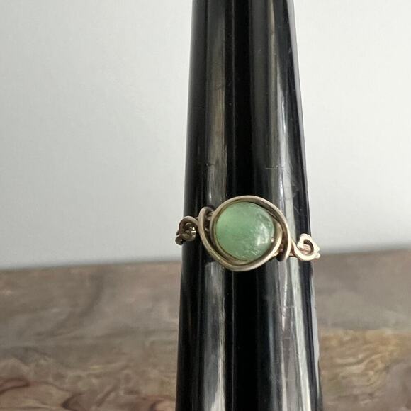 🍭6/$30 Handmaid silver coil ring with milky green gem - size 7.75 - Picture 5 of 6